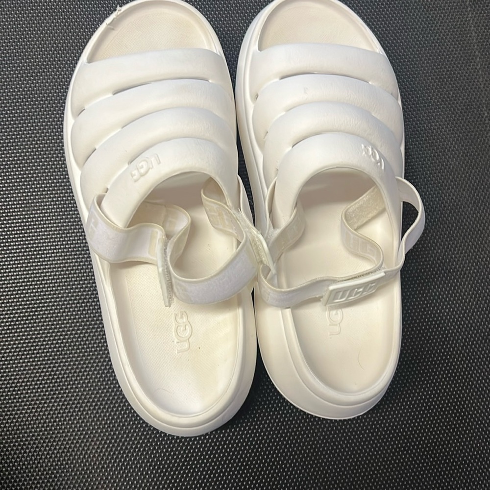 UGG slippers kind of like flip-flops